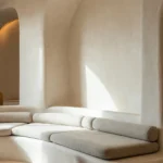 Ingebouwde bank en muur met beige beton ciré stucwerk in een woonkamer met ronde hoeken.