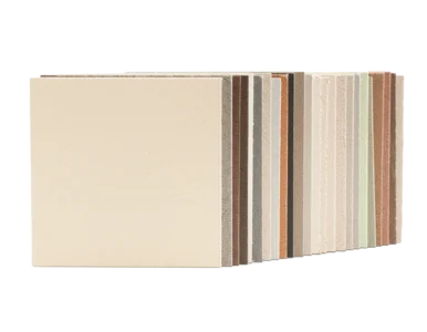 Overzicht van beton ciré kleurstalen in natuurlijke tinten zoals beige, zand en taupe met een fijne korrelstructuur.